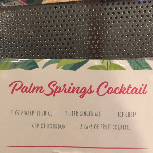 Assortment of tropical themed cocktail party napkins. - Picture 12 of 15